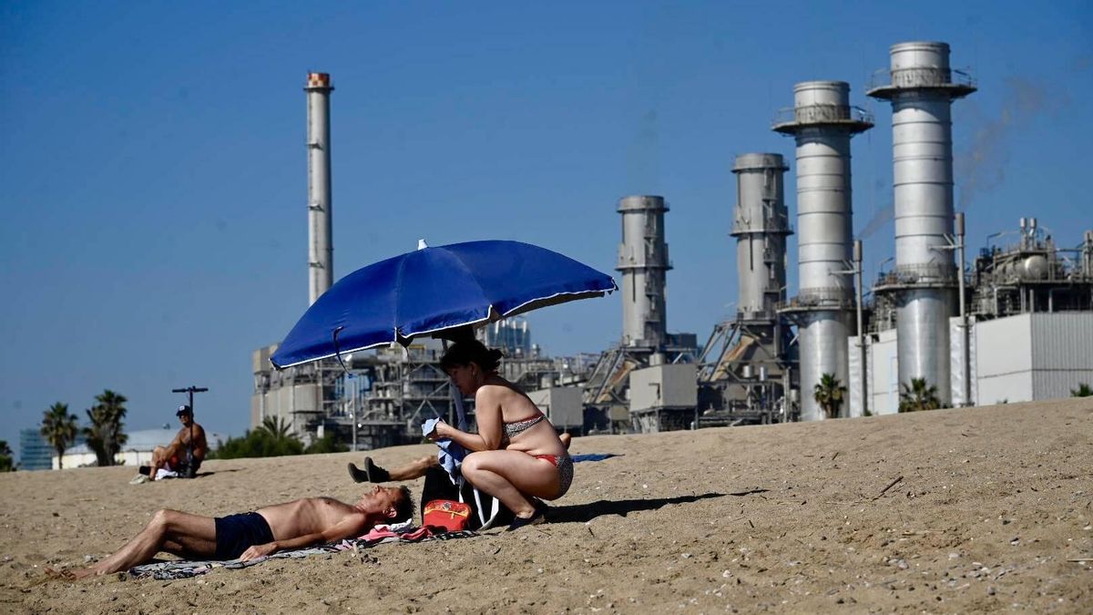 Primer día de la temporada de verano en la playa de Sant Adrià, cerrada por contaminación durante 4 años
