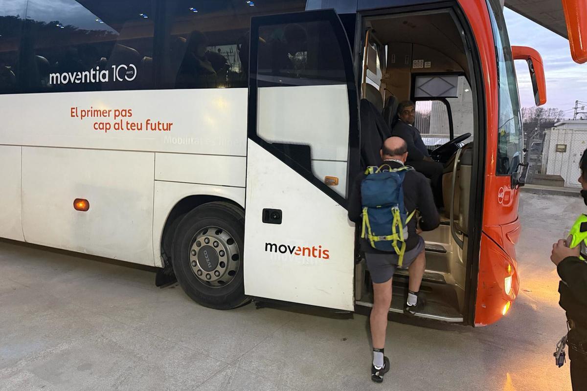 Un usuari entra al bus que espera a Maçanet