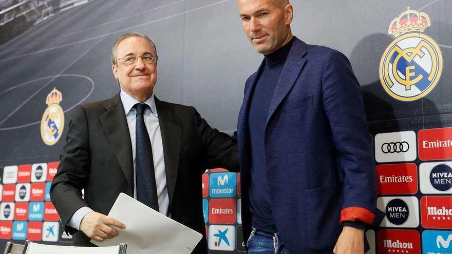 Florentino Pérez y Zidane, tras el anuncio del adiós del entrenador francés. // Efe