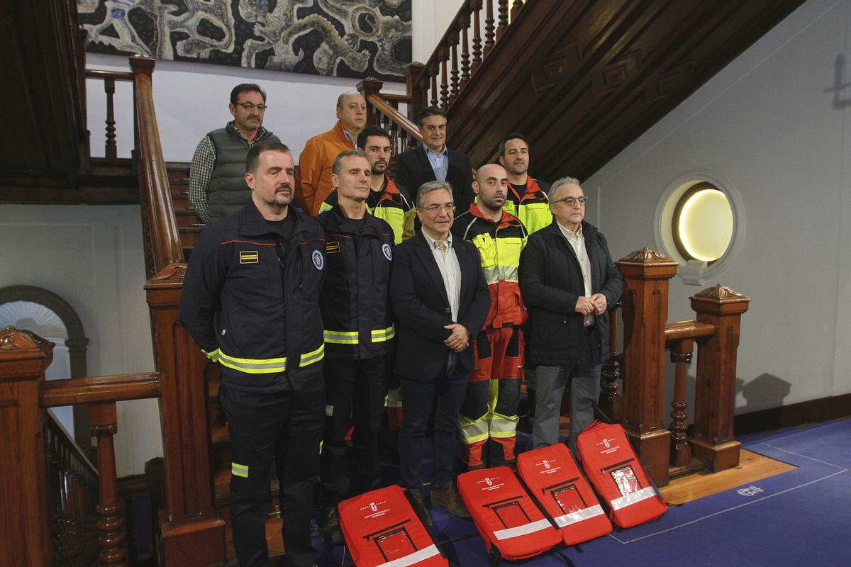 Bomberos del consorcio provincial de Ourense, junto al presidente de la Deputación Luis Menor. Imagen de archivo.