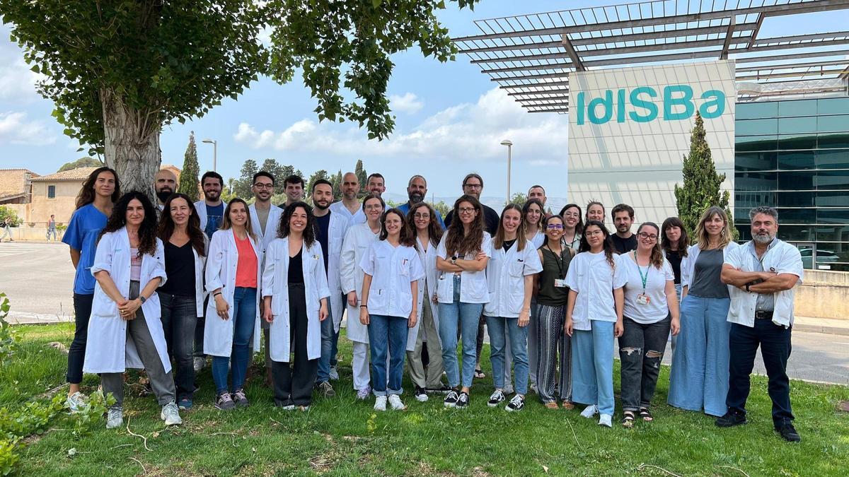 Los investigadores que participan en el estudio sobre resistencia antibiótica mediante secuenciación genòmica