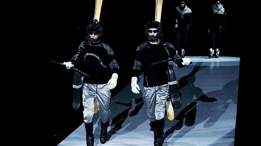 Unos modelos desfilan con creaciones del diseñador italiano Giorgio Armani para la temporada otoño-invierno 2009/2010.