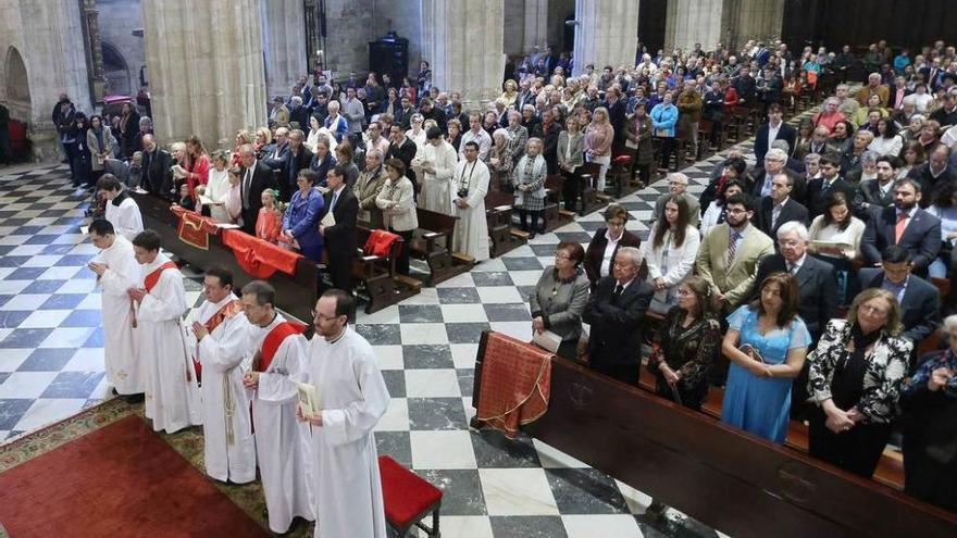 A la izquierda, Juan Restrepo, Ernesto Schnaas, Sergio Andrés Santa, Rafael Giménez y David Cueto, ayer arropados por cientos de fieles en la Catedral. A la derecha, Jesús Sanz Montes leyendo su homilía.