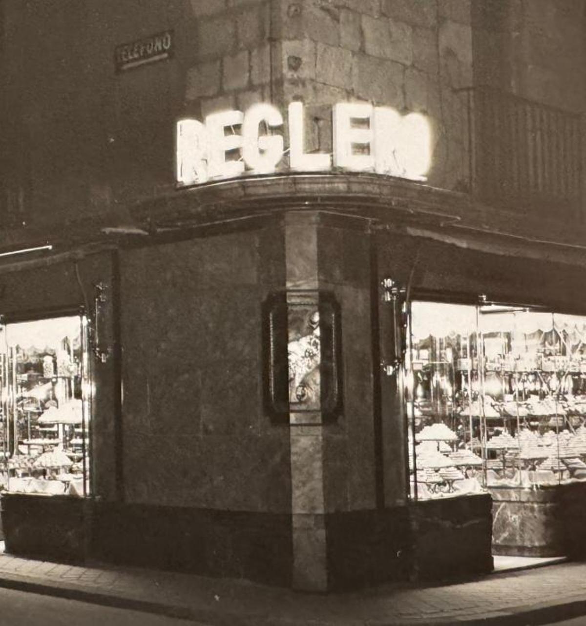 Cartel en una foto antigua cuando existía el comercio de Reglero.