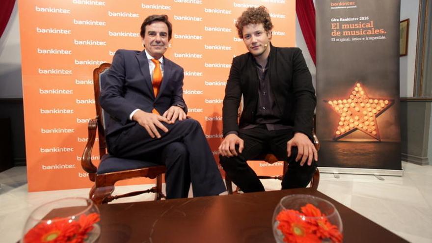 Juan Carlos Barbero, director territorial de Bankinter en Andalucía, y Daniel Diges, cantante y conductor del espectáculo.