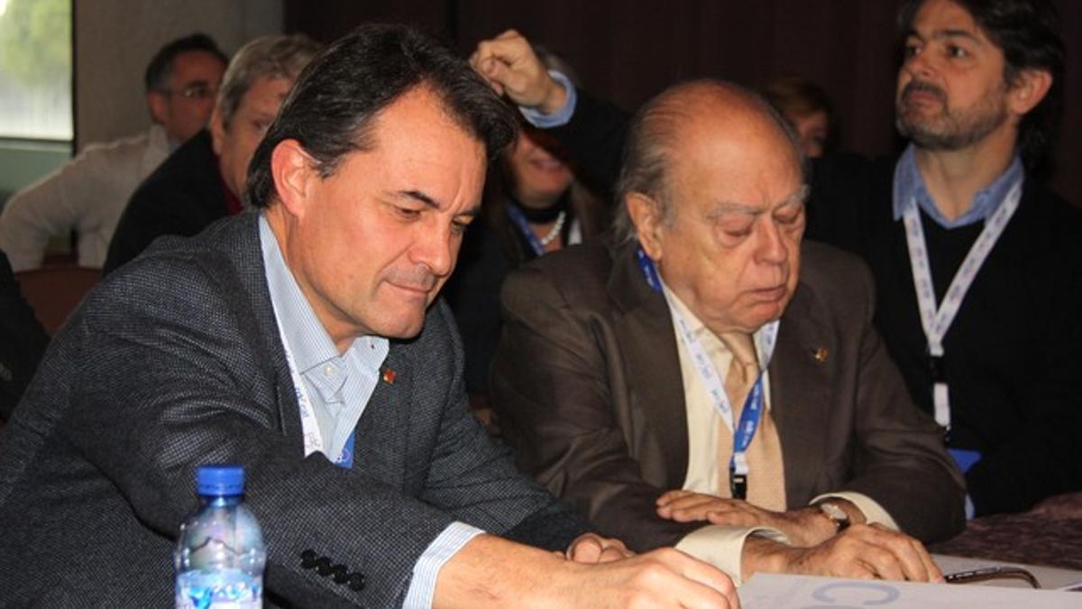 Artur Mas, junto a Jordi Pujol, durante el consell nacional de CDC, este sábado.