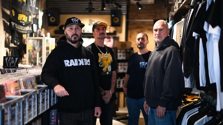 Los Violadores del Verso bendicen su nueva tienda: &quot;Todo ha cambiado en el rap, pero aquí seguimos&quot;