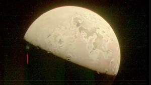 Pluma volcánica en la luna Io captada por la nave Juno de la Nasa