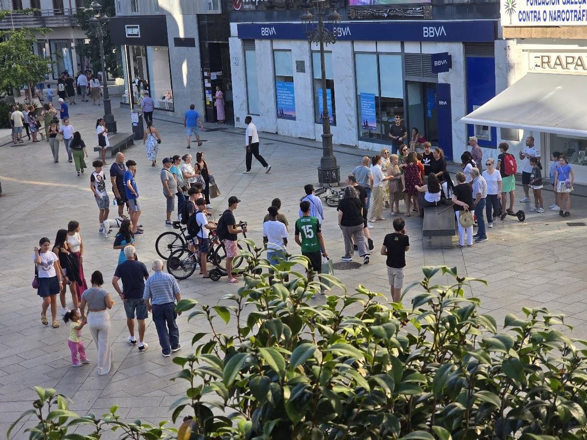 La multitud en torno al niño herido el lunes.