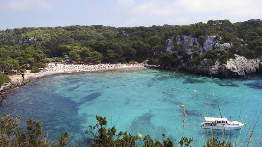 Ciutadella cierra el tráfico el acceso a la playa de Macarella