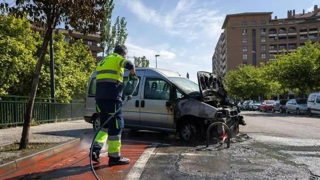 Zaragoza despierta de nuevo con contenedores quemados y una furgoneta afectada por las llamas