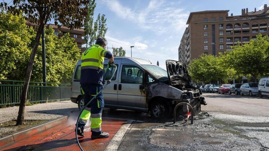 Zaragoza despierta de nuevo con contenedores quemados y una furgoneta afectada por las llamas