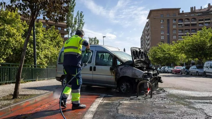 Zaragoza despierta de nuevo con contenedores quemados y una furgoneta afectada por las llamas