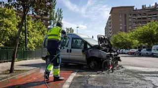 Zaragoza despierta de nuevo con contenedores quemados y una furgoneta afectada por las llamas