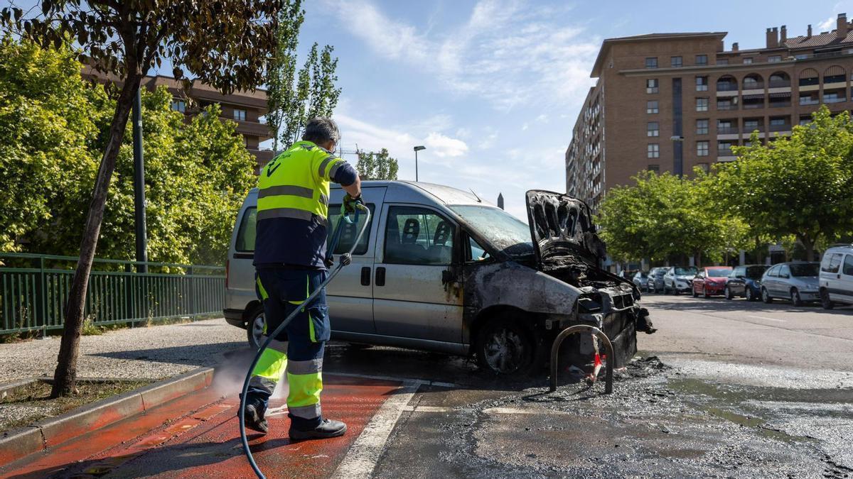 Zaragoza despierta de nuevo con contenedores quemados y una furgoneta afectada por las llamas