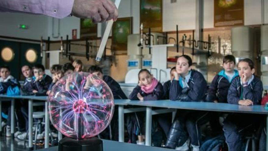 Un grupo de alumnos aprendiendo ciencias gracias a los experimentos que cada edición preparan los profesores del Campus de Alcoy de la UPV.