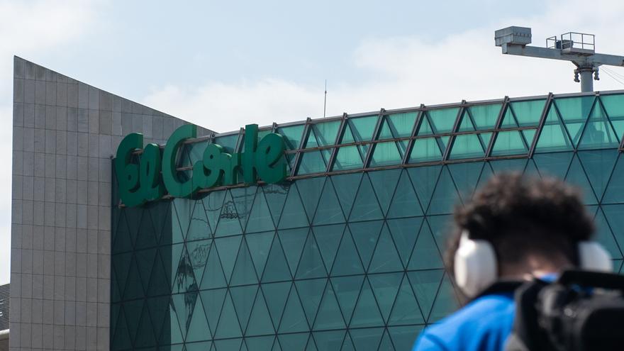 El Corte Inglés retira su letrero de la fachada de Marineda City