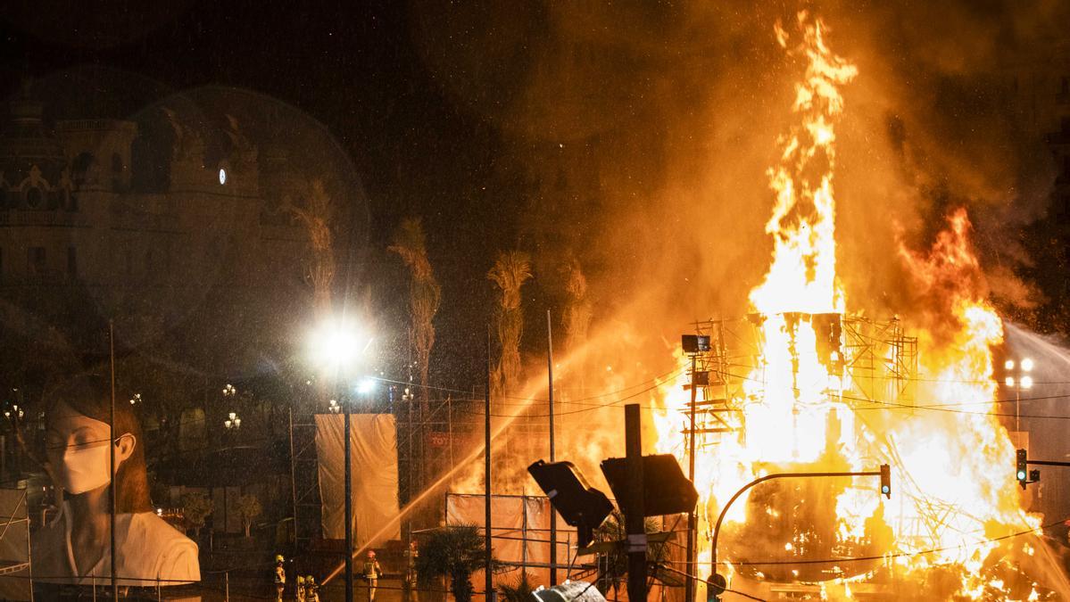 La cremà de la falla municipal se llevó a cabo en una plaza del Ayuntamiento cerrada para la ocasión.