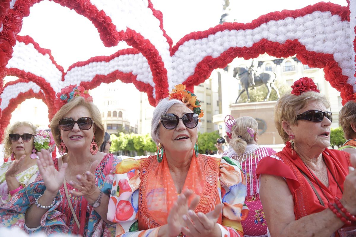 Color y alegría camino del santuario: imágenes de la romería de la Virgen de Linares