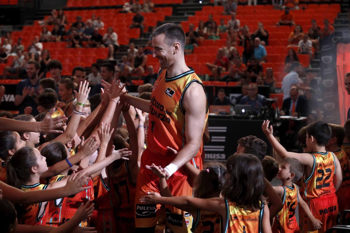 Víctor Claver, en la presentación del equipo del pasado viernes en La Fonteta, donde las plantillas profesionales compartieron pista con los equipos de la escuela