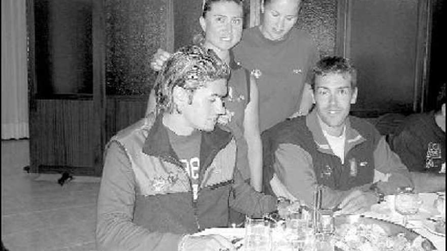 Isabel García y Jana Smidakova, detrás de Javier Hernanz y Fran Llera, en una concentración previa a Atenas 2004.