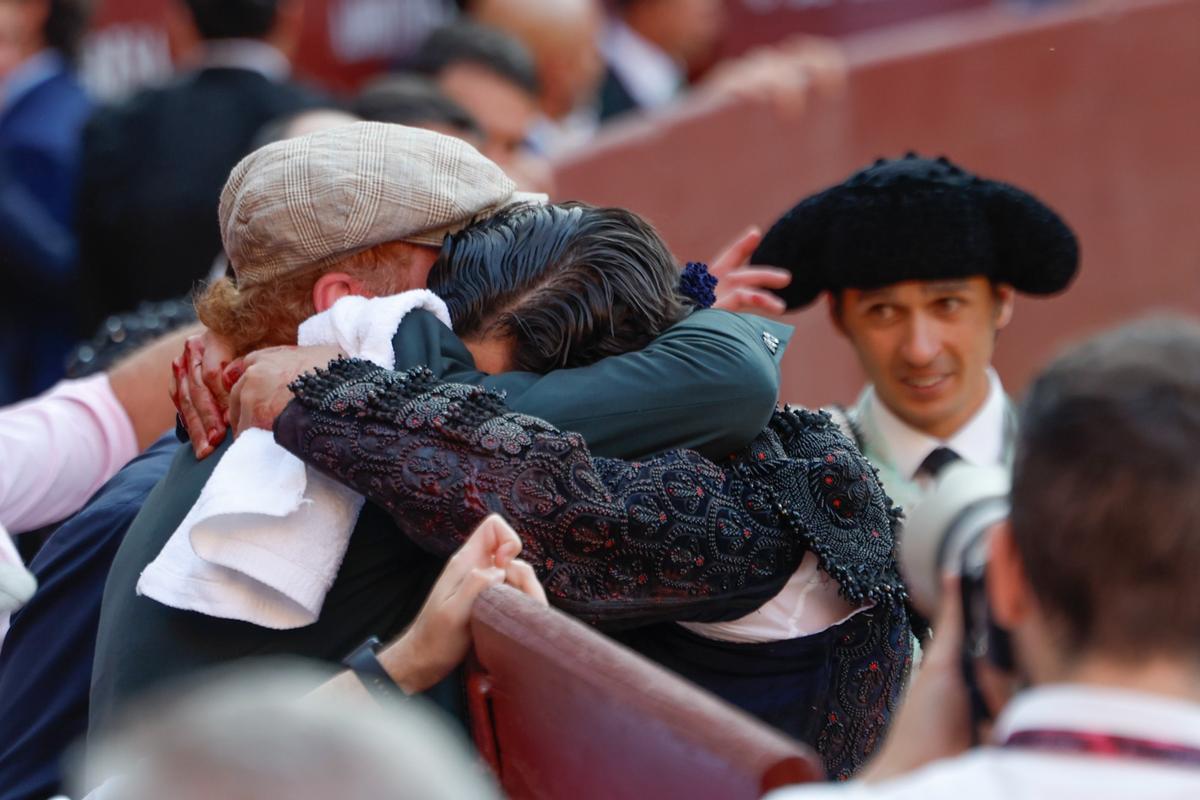 El genio sevillano llora de emoción y se abraza con su primo, Juan Carlos Morante