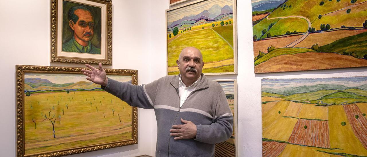 Miquel Àngel Riera muestra varias obras de la etapa innovadora de su padre y un autorretrato del pintor