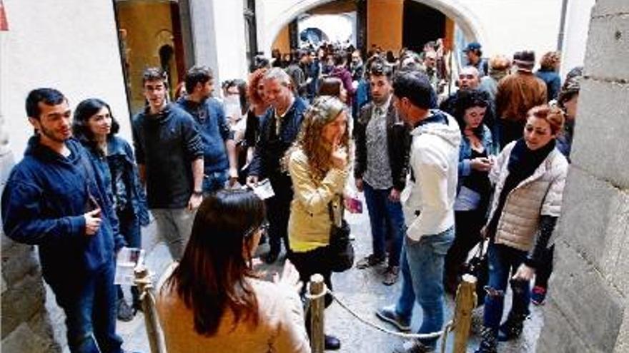 Cues per accedir al Teatre Municipal el dia de l&#039;estrena de la sisena temporada de «Joc de trons».