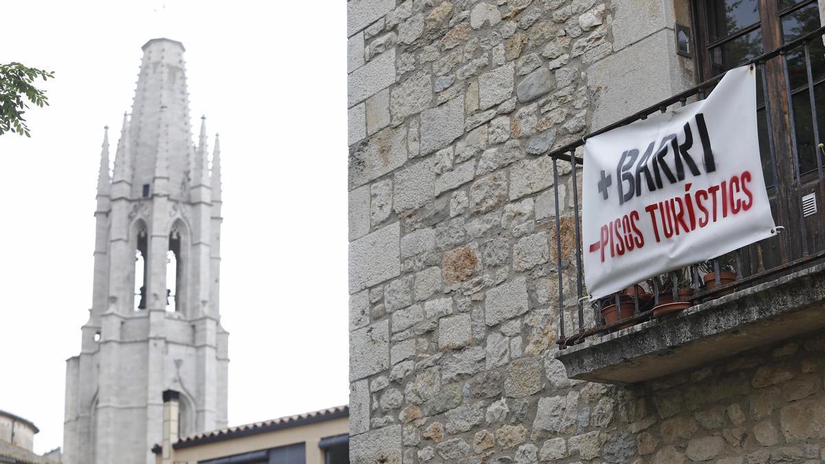 Pancarta en contra dels pisos turístics al Barri Vell de Girona.