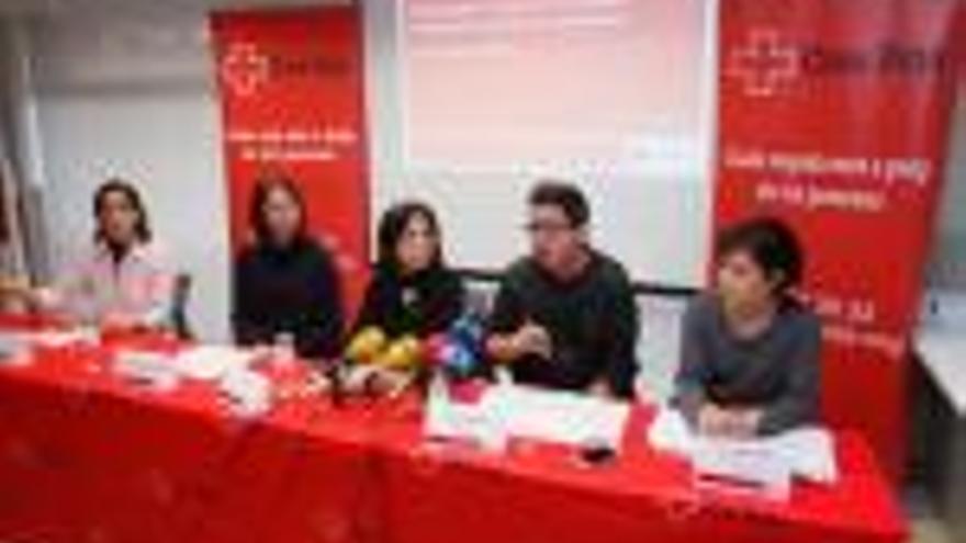 Els responsables de Creu Roja, amb Madrenas i Paneque, durant la presentació de l&#039;acollida.