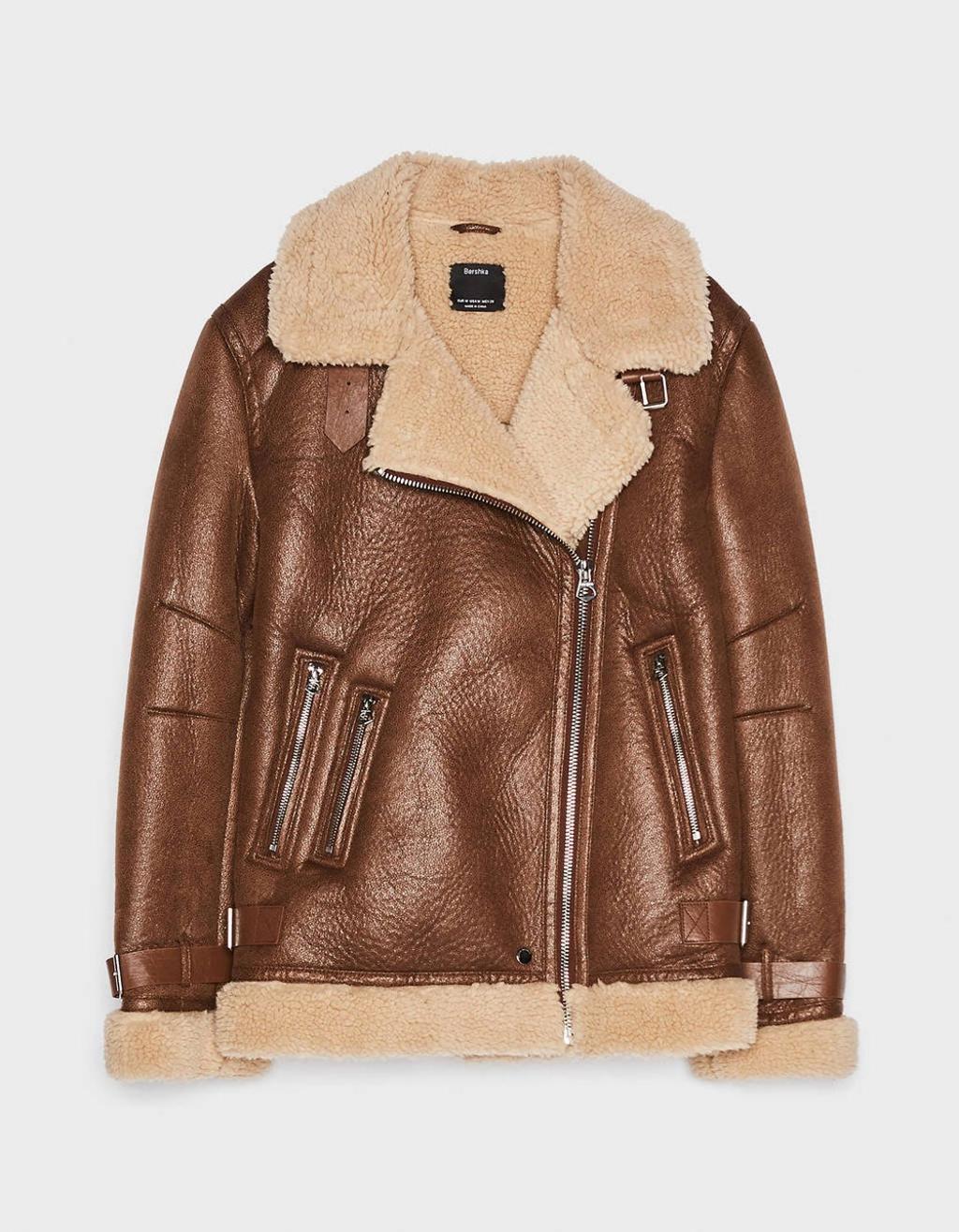 Chaqueta biker con borreguillo de Bershka (precio: 35,99 euros)