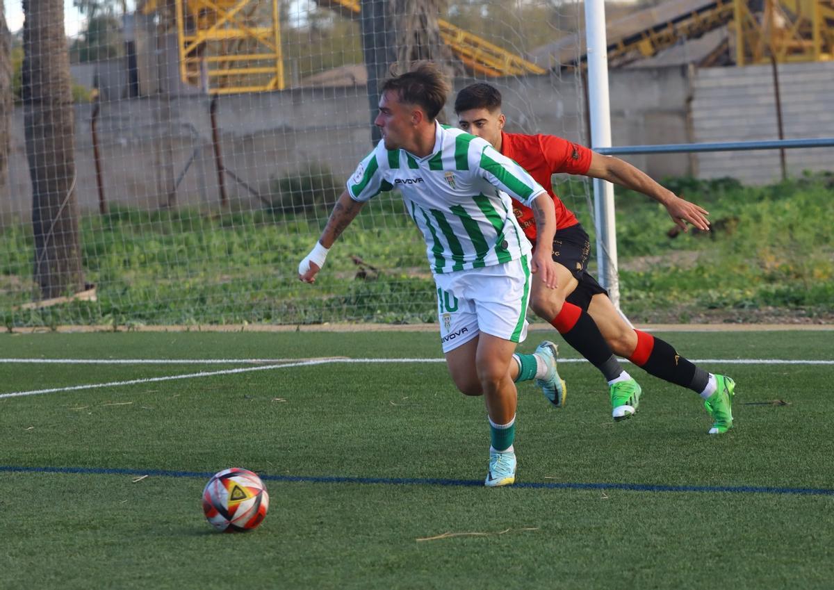 Lance del choque entre el Córdoba CF B y el Ayamonte en la Ciudad Deportiva.