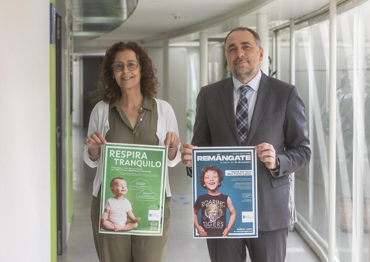 La responsable de Saúde Pública, Carmen Duránel y el conselleiro de Sanidade, Julio García Comesaña con los carteles de las campañas de vacunación