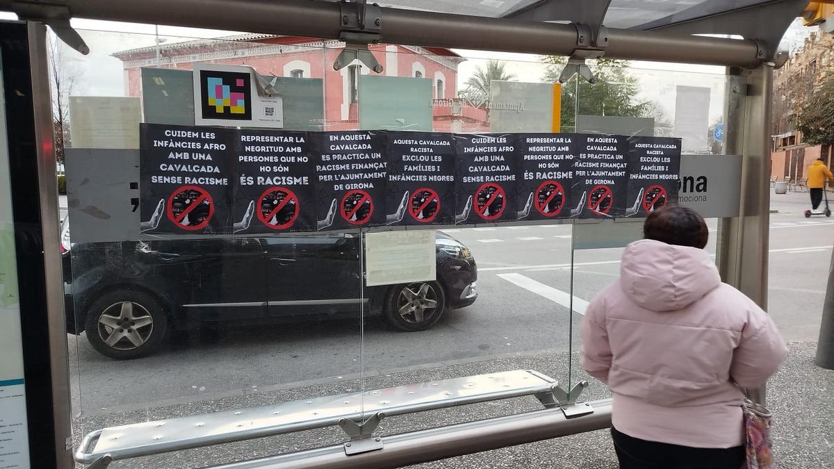Cartells a una parada de bus del carrer de Santa Eugènia.