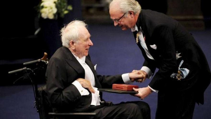 El rey Gustavo de Suecia entrega el premio Nobel de Literatura al poeta Tomas Tranströmer, ayer, en Estocolmo. / efe