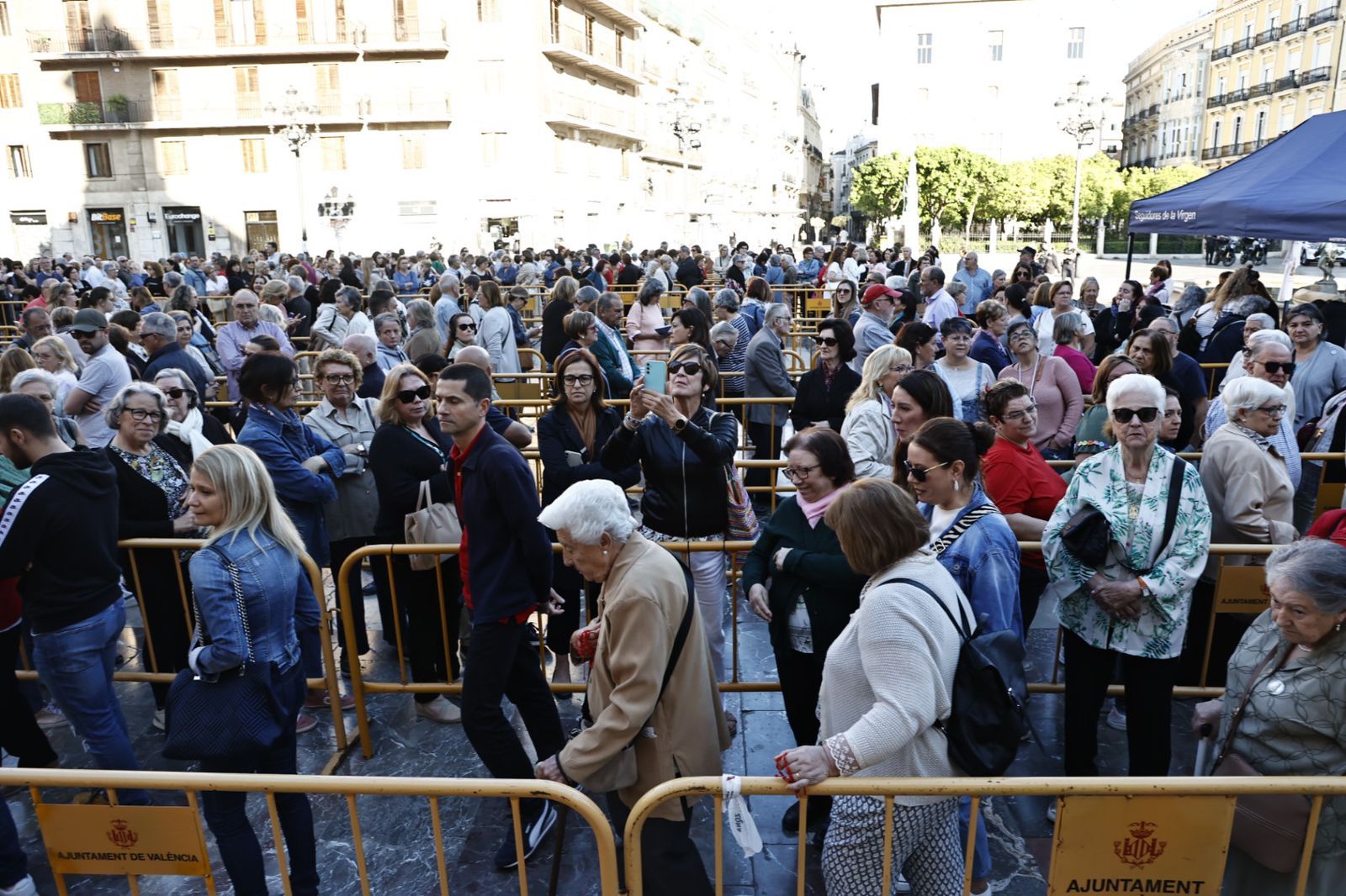 El Besamanos acoge a miles de fieles ante la Virgen