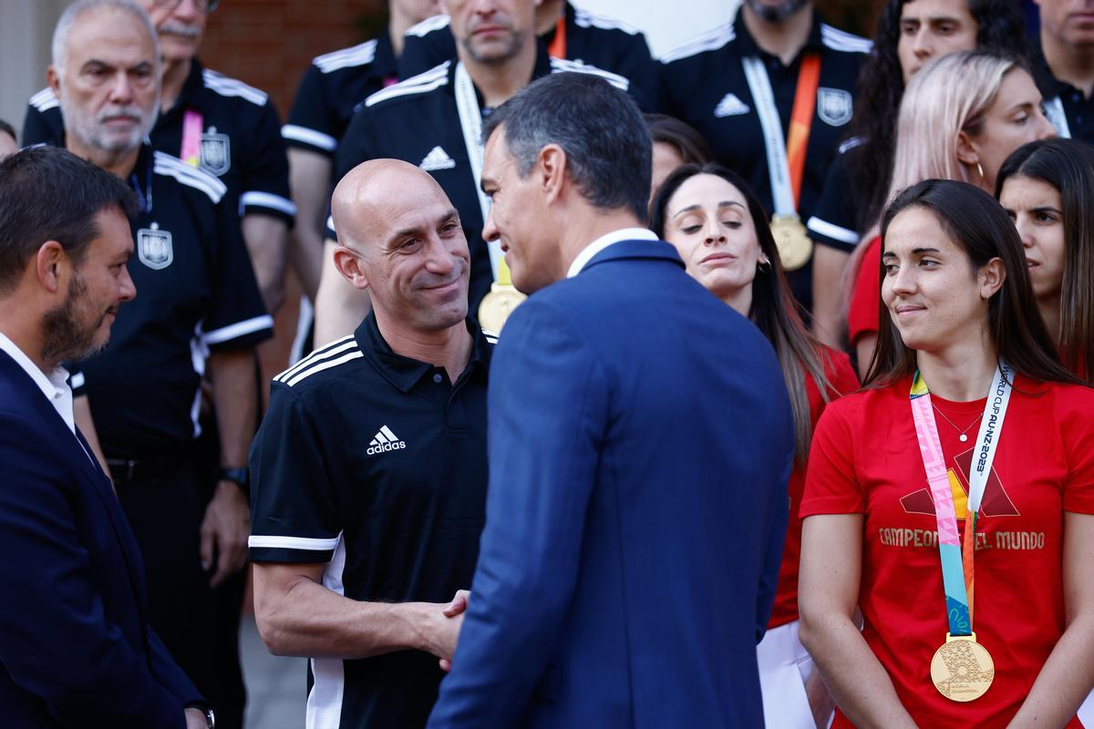 Pedro Sánchez saluda a Luis Rubiales frente a Víctor Francos, presidente del Consejo Superior de Deportes (CSD).