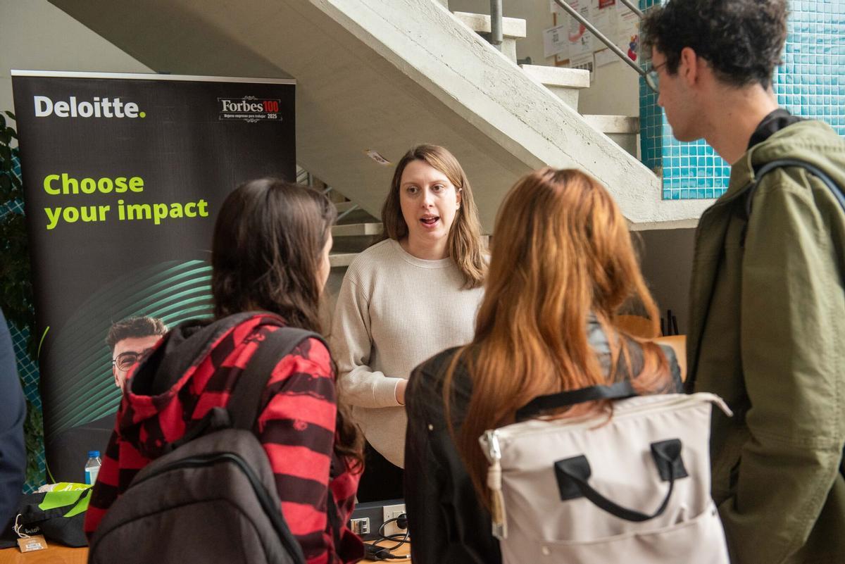 Participantes en la VII Feira de Prácticas e Emprego da FIC en la UDC