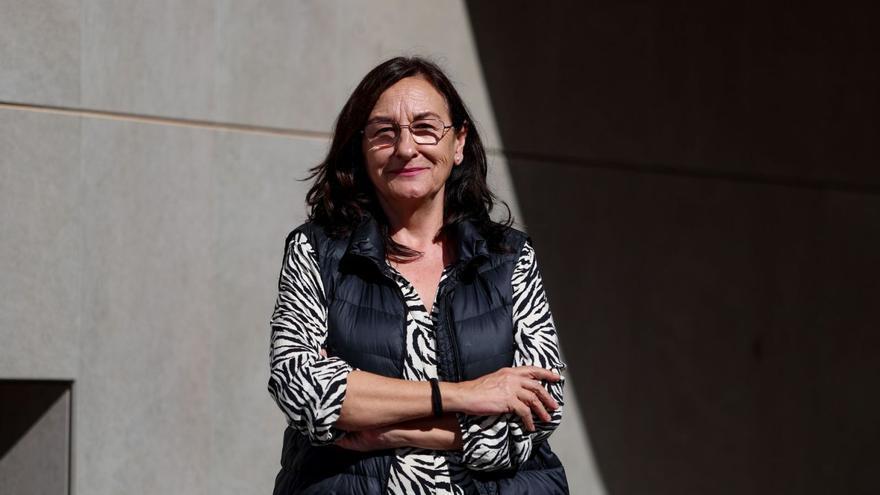 Consuelo López posa frente al edificio de los sindicatos, en la zona de Can Misses de Vila. | TONI ESCOBAR