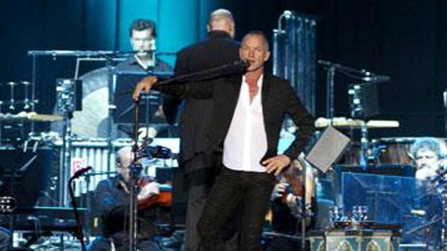 Sting, en su actuación de ayer, respaldado por sus músicos y la Orquesta Filarmónica de Gran Canaria. i JOSÉ CARLOS GUERRA