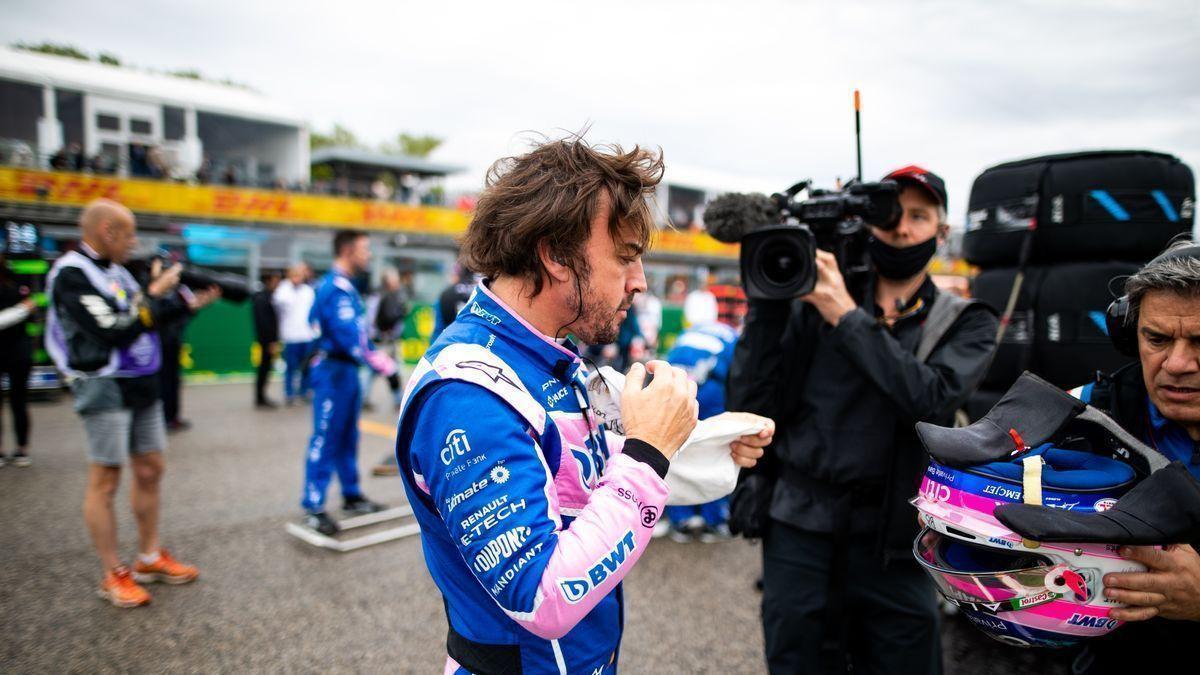 Fernando Alonso, tras su abandono en Imola.