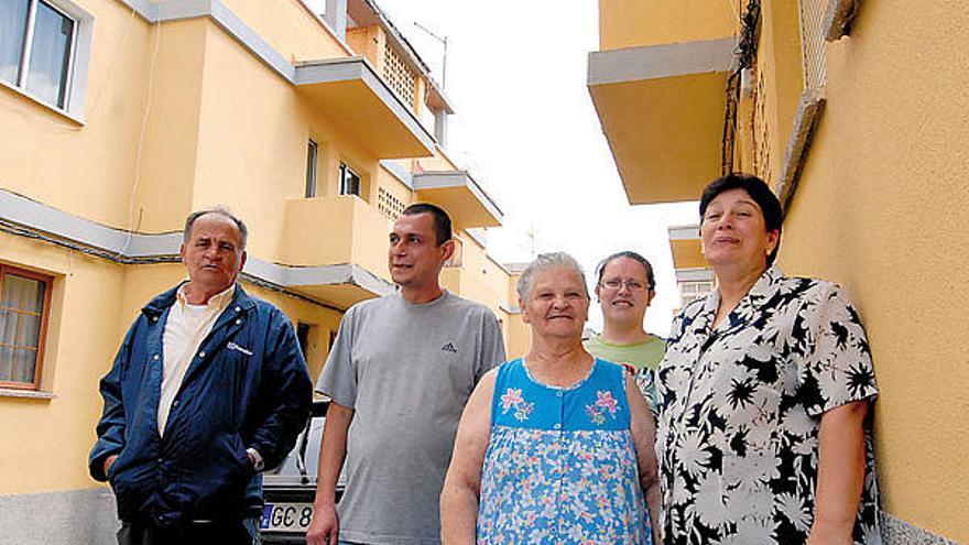 Un grupo de vecinos de las casas sociales de El Toril con las cubiertas deterioradas.   YAIZA SOCORRO