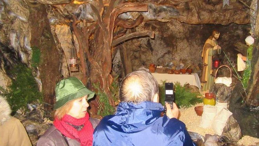 Los peregrinos, entre belenes y socavones en Covadonga