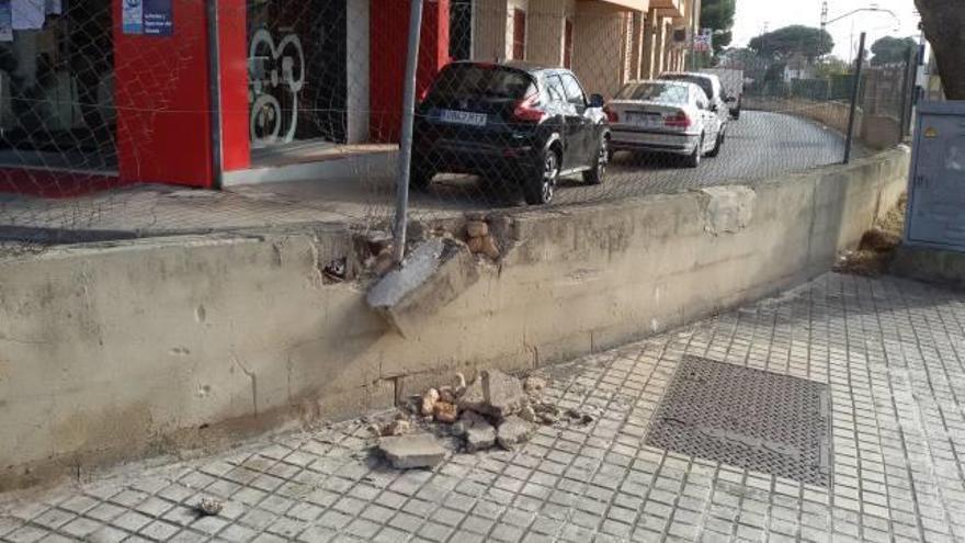 Aceras destrozadas y vallado del metro que es «un peligro»