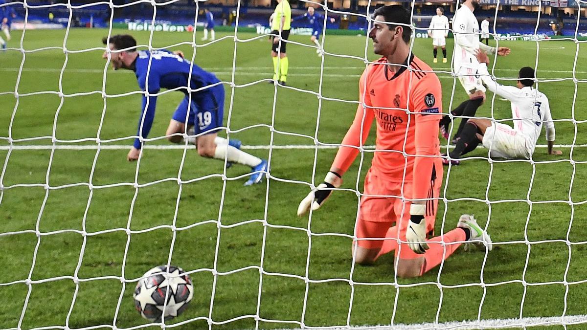 El jugador del Chelsea Mount bate al portero del Madrid, Courtois en la vuelta de las semifinales de la Liga de Campeones. |  // REUTERS