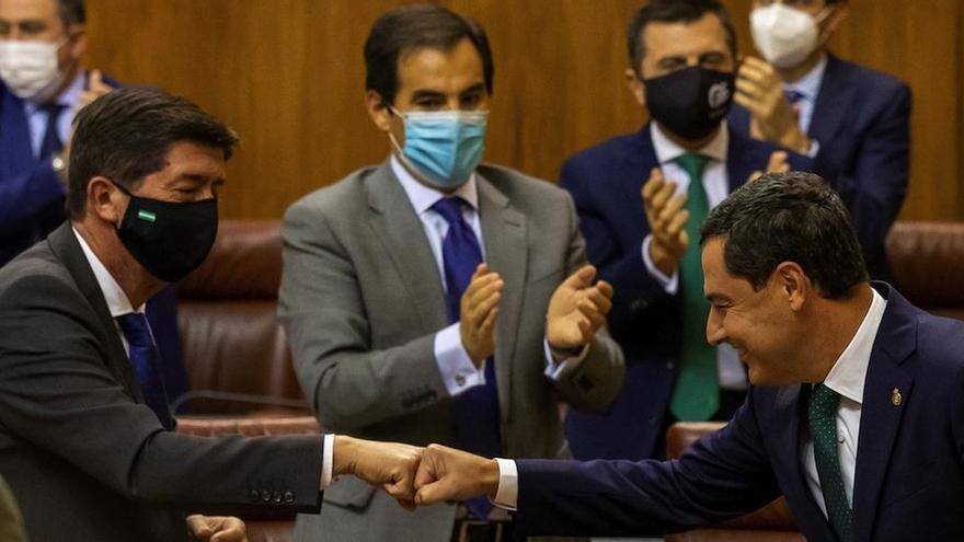 El presidente andaluz, Juanma Moreno, choca su puño con el del vicepresidente y socio de Gobierno de Ciudadanos, Juan Marín.