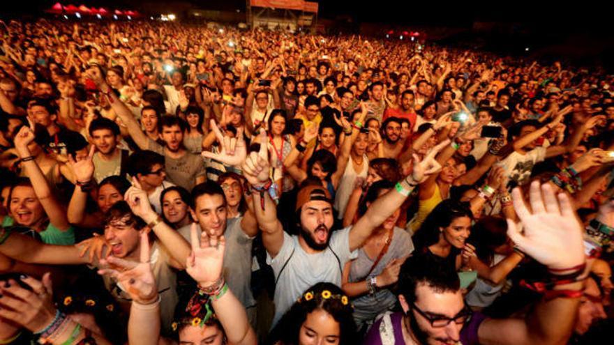 Miles de personas se congregan en el Low Festival de Benidorm