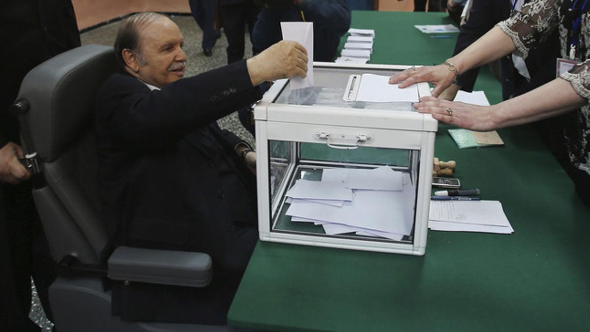 Abdelaziz Buteflika, en silla de ruedas, vota en un colegio electoral de Argel, el jueves.