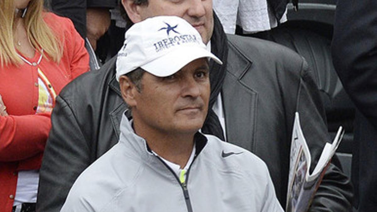 Toni Nadal aplaude a Rafa, su pupilo y sobrino, durante la entrega de trofeos en Roland Garros