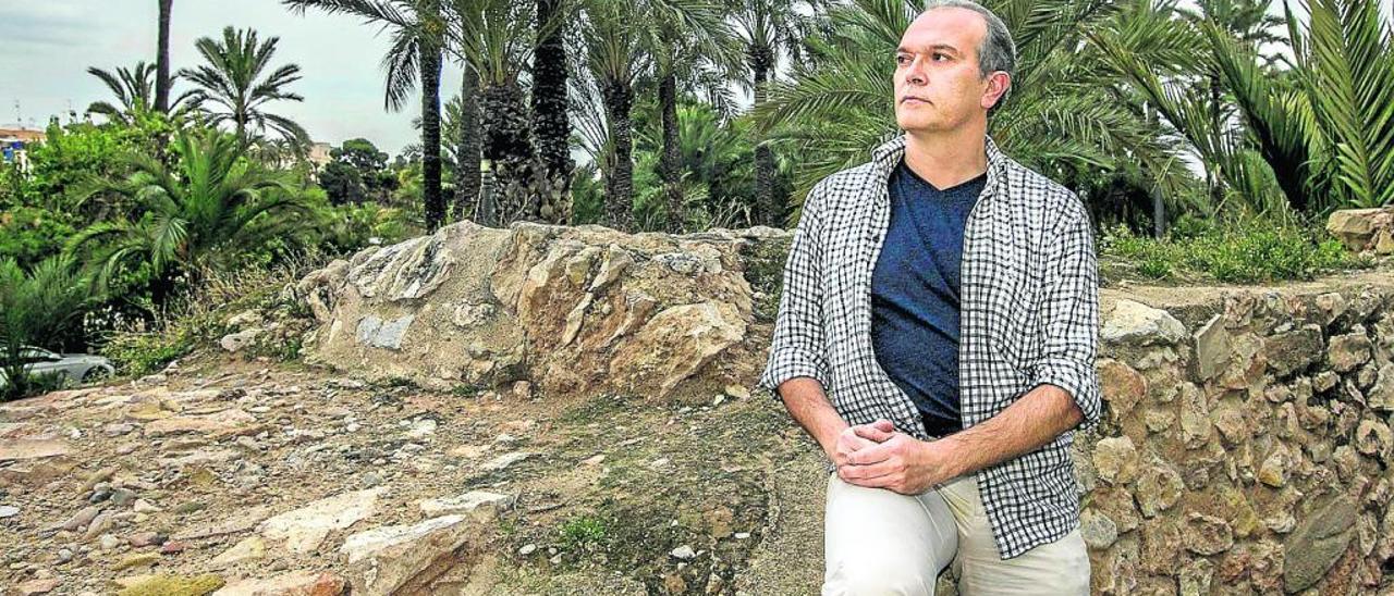 Miquel A. Pérez, vocal de Apase, durante un descanso en el huerto de palmeras de la biblioteca Pere Ibarra de Elche, donde trabaja.